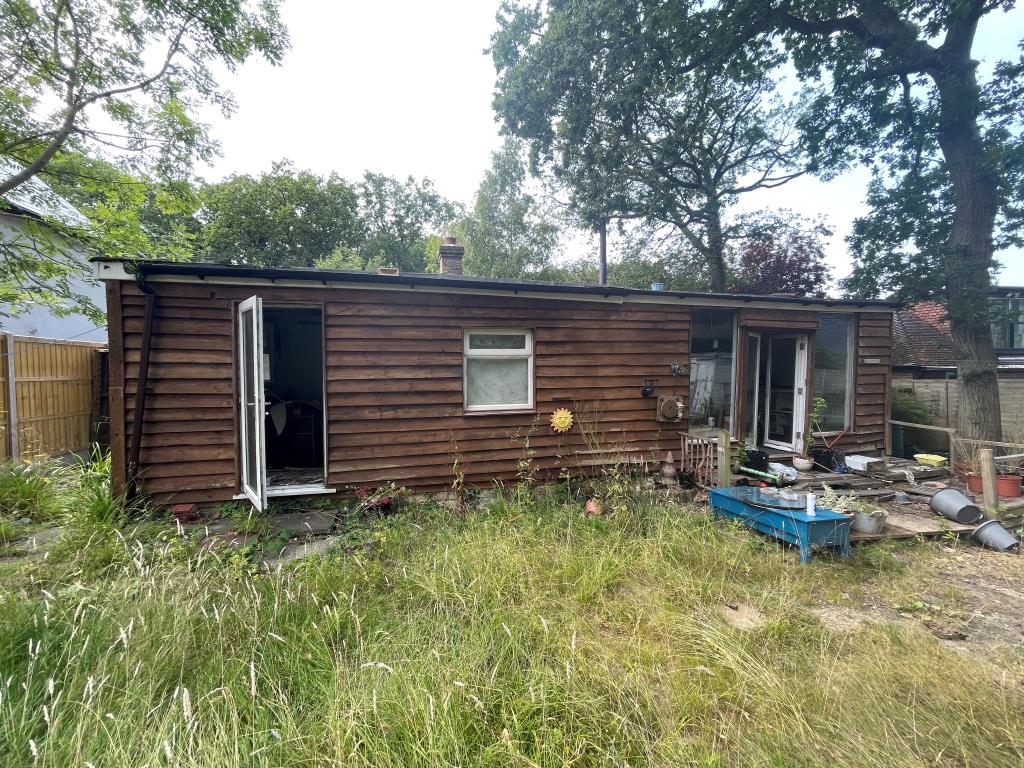 Lot: 82 - DETACHED BUNGALOW WITH POTENTIAL FOR REDEVELOPMENT - Rear of property